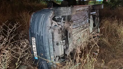 Konya’da yağış kazayı beraberinde getirdi! Araç şarampole devrildi