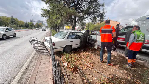 Konya-İstanbul karayolunda otomobil refüje girdi