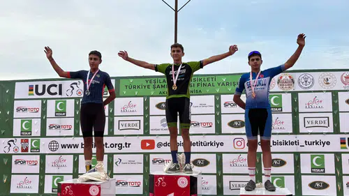 Selçuklu Belediyesporlu Yusuf Şimşek kürsüde