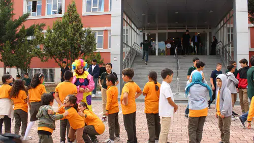 Konya’da minik öğrenciler yeni okullarında böyle karşılandı! Hediyeler verildi