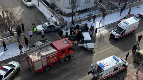 Karaman’da kavşakta can pazarı: Genç kadın hayatını kaybetti