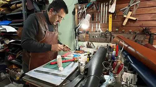 Konya’da el emeği deri saat kordonları sanata dönüşüyor