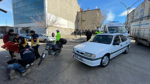 Karaman’da korkutan kaza! Otomobil ile çarpışan motosikletli yola savruldu
