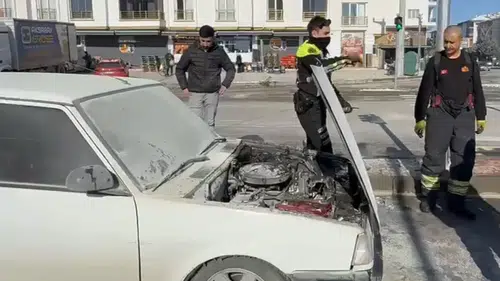 Aksaray’da seyir halindeki otomobil alev aldı