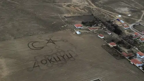 Konyalı üretici tarlasına dev ay ve yıldız çizdi