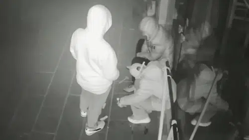 Aksaray’da şaşırtan soygun: Mağaza önünde oturdular, sonra kasayı boşalttılar