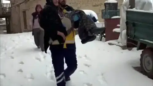 Karaman’da paramedik alkış aldı! 90 yaşındaki hastayı böyle kurtardı