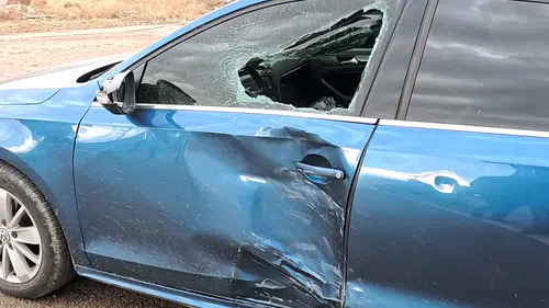 Ehliyetsiz sürüş felaketle bitti: Motosiklet otomobile yandan çarptı