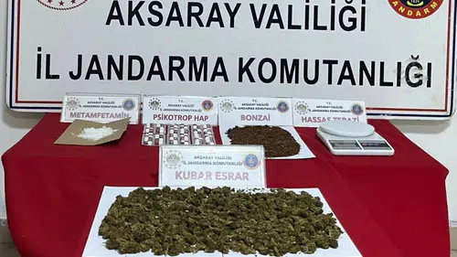 Jandarma Aksaray’da baskın yaptı: Bonzai ve metamfetamin ele geçirildi