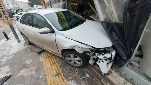 Kavşakta çarpıştılar, dükkâna girdiler: 3 yaralı