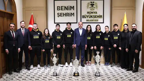 Konya Büyükşehir'in gurur günü! Kupalar Başkan Altay'a takdim edildi