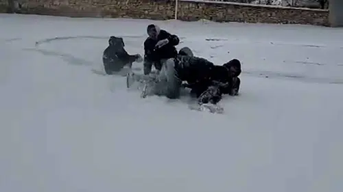 Görüntüler yoğun ilgi gördü! Konya’da karlı arazide asker eğlencesi