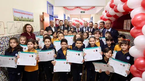 Konya’da karneler dağıtıldı, tatil başladı: Vali Akın’dan öğrencilere sürpriz