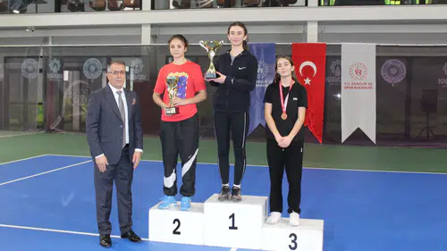 Konya Tenis Turnuvası’nda final heyecanı: Dereceye giren sporcular ödüllerini aldı