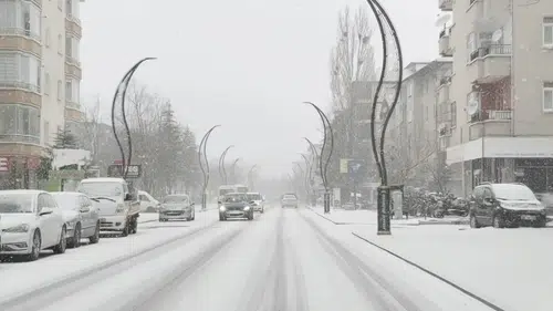 Aksaray’da kar sürprizi: Şehir bir anda beyaza büründü