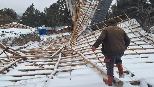 Konya’da fırtına ahırın çatısını uçurdu