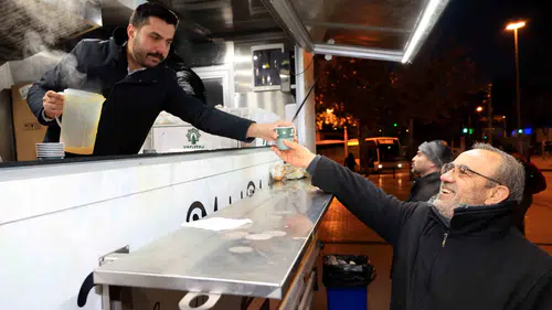 Konya’da soğuk havada vatandaşa sıcak çorba ikramı