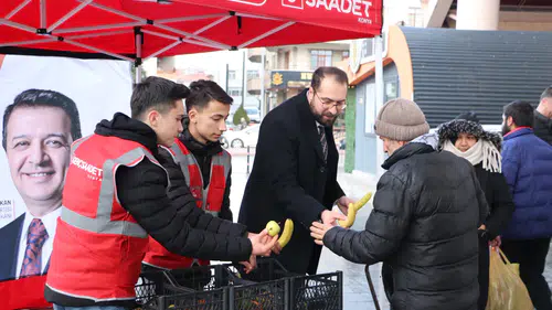Konya’da Göz Hakkı Manavı: Gençler, vatandaşlara ücretsiz meyve dağıttı