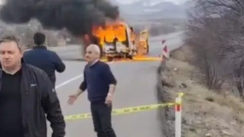 Konya-Seydişehir kara yolunda minibüs alev topuna döndü