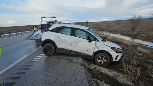 Konya’da aniden bastıran dolu, yolu buz pistine çevirdi