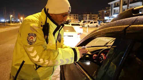 Aksaray'da gece yarısı polis operasyonu: Sürücüler durduruldu