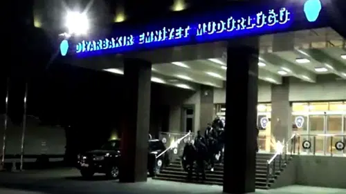 Son dakika-Emniyet Müdürlüğü önüne patlayıcı atıldı! Can kaybı var mı?