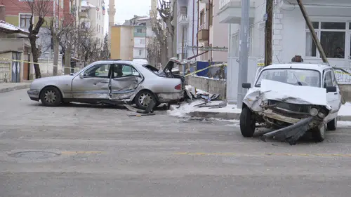 Karaman'da iki araç çarpıştı, karı koca hastaneye kaldırıldı