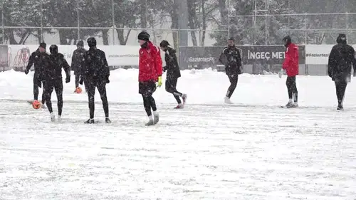 Konyaspor maçı öncesi Gaziantep’te yoğun kar yağışı! Zor anlar yaşadılar