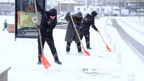Akşehir beyaza büründü, ekipler gece gündüz çalışıyor