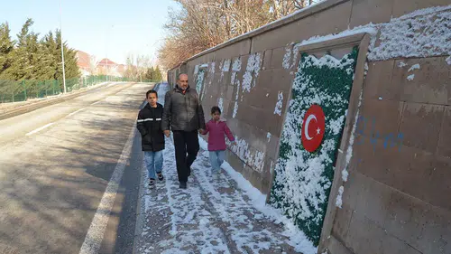 Aksaray’da duygulandıran anlar! Minik Zeynep’in bayrak sevgisi gönülleri ısıttı