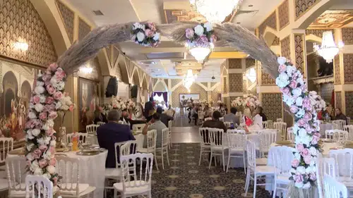 Konya’da sıra dışı takı töreni! Gelin ve damada paralardan elbise yaptılar