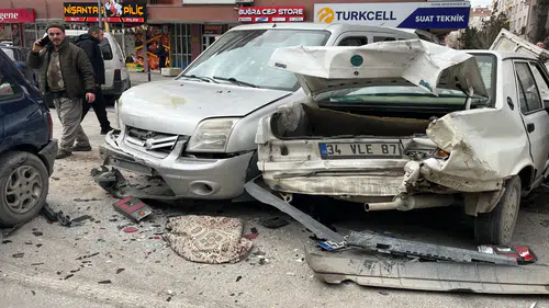 Konya'da kamyonet kontrolden çıktı, 7 araca çarptı!