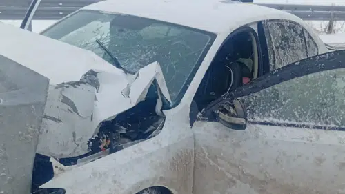 Bariyerlere çarpan otomobile bir araç daha vurdu: 3 kişi yaralandı