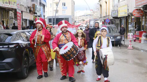 Ramazan coşkusu Karaman’da sokaklara taştı: Öğrenciler mani söyledi