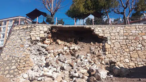 Karaman'ı sağanak vurdu, seyir terasının duvarı yerle bir oldu