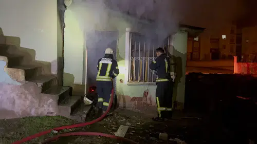 Aksaray’da müstakil ev alevlere teslim oldu!