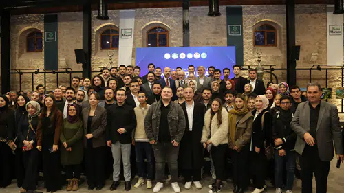 Konya’da gençlerden Bilal Erdoğan’a yoğun ilgi