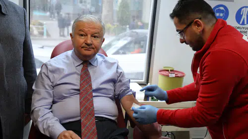 Aksaray Valisi Duru’dan örnek davranış: Kan bağışına destek verdi
