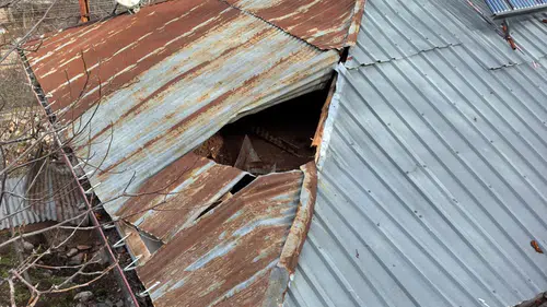 Konya’da dağdan kopan kaya ev çatısını deldi