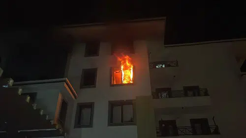 Karaman’da tartışma kanlı bitti: Daireyi ateşe verdi, 10 kişi dumandan etkilendi