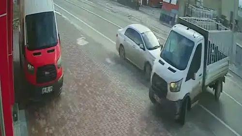 Anlık dikkatsizlik felaket getirdi: Otomobil kamyonete çarptı
