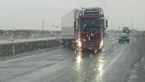 Konya'da şiddetli rüzgar trafiği felç etti