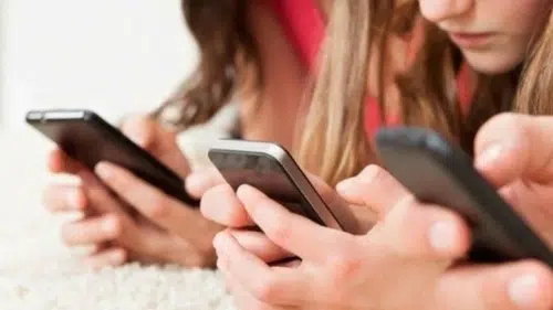 Uzmanlar uyardı: Erken sosyal medya gençleri “yalnızlığa” sürüklüyor