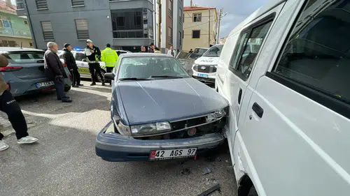 14 yaşındaki sürücü polis kovalamacasında minibüse çarptı!