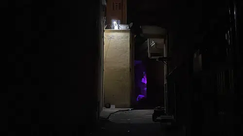 Karaman'da balkondan düşen kadın hayat mücadelesi veriyor