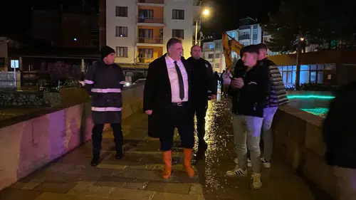 Konyalı Başkan çizmeleri giydi! Gece de ilçesi için çalışıyor