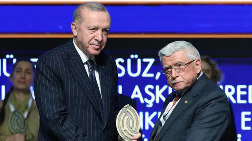 Konya’da büyük gurur! Cumhurbaşkanı’nın ödül verdiği usta gençlere yol gösteriyor