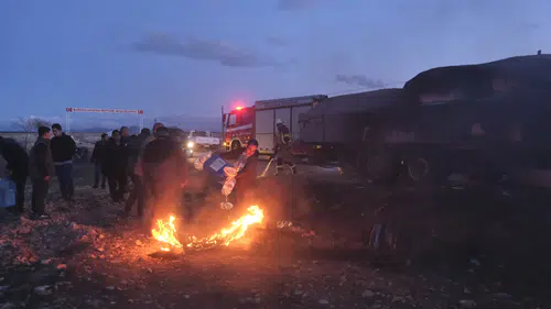 Yanan dorseyi köylüler söndürdü: Bidon bidon su taşıdılar