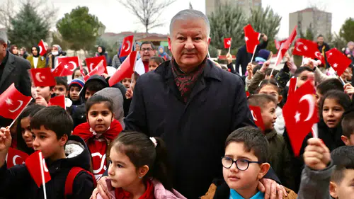 Aksaray’da ders zili çaldı, öğrenciler bayraklarla sınıflara döndü