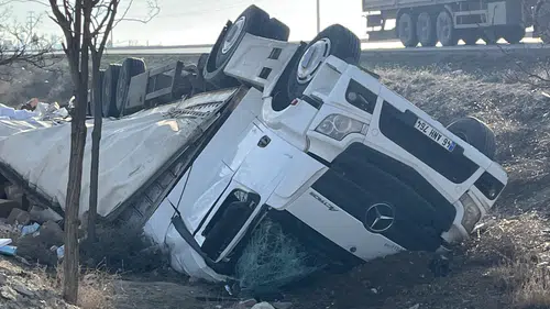 Konya’da tır şarampole uçtu, 2 yaralı